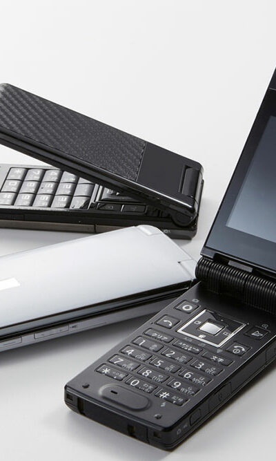 8 popular flip phones for seniors